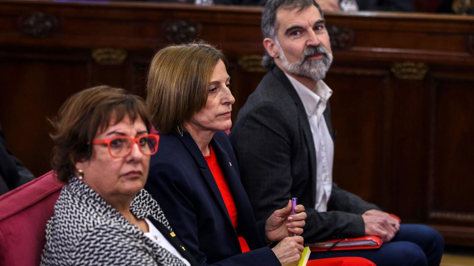 Foto: La exconsejera de Trabajo, Dolor Bassa (i); la expresidenta del Parlament, Carme Forcadell (c), y el presidente de Òmnium Cultural, Jordi Cuixart (d). (EFE)