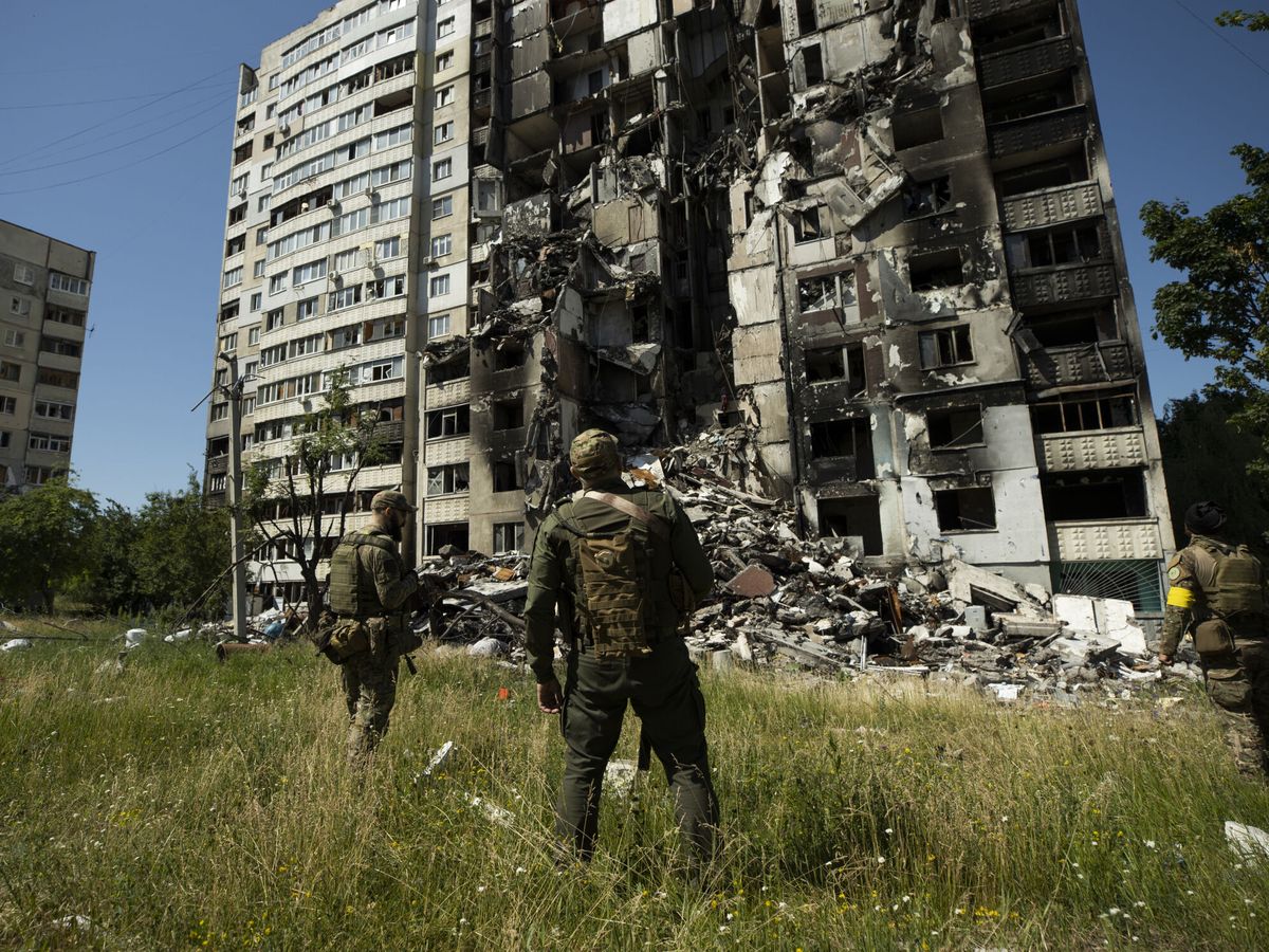 Foto: Soldados ucranianos en Járkov. (EFE/Orlando Barría)