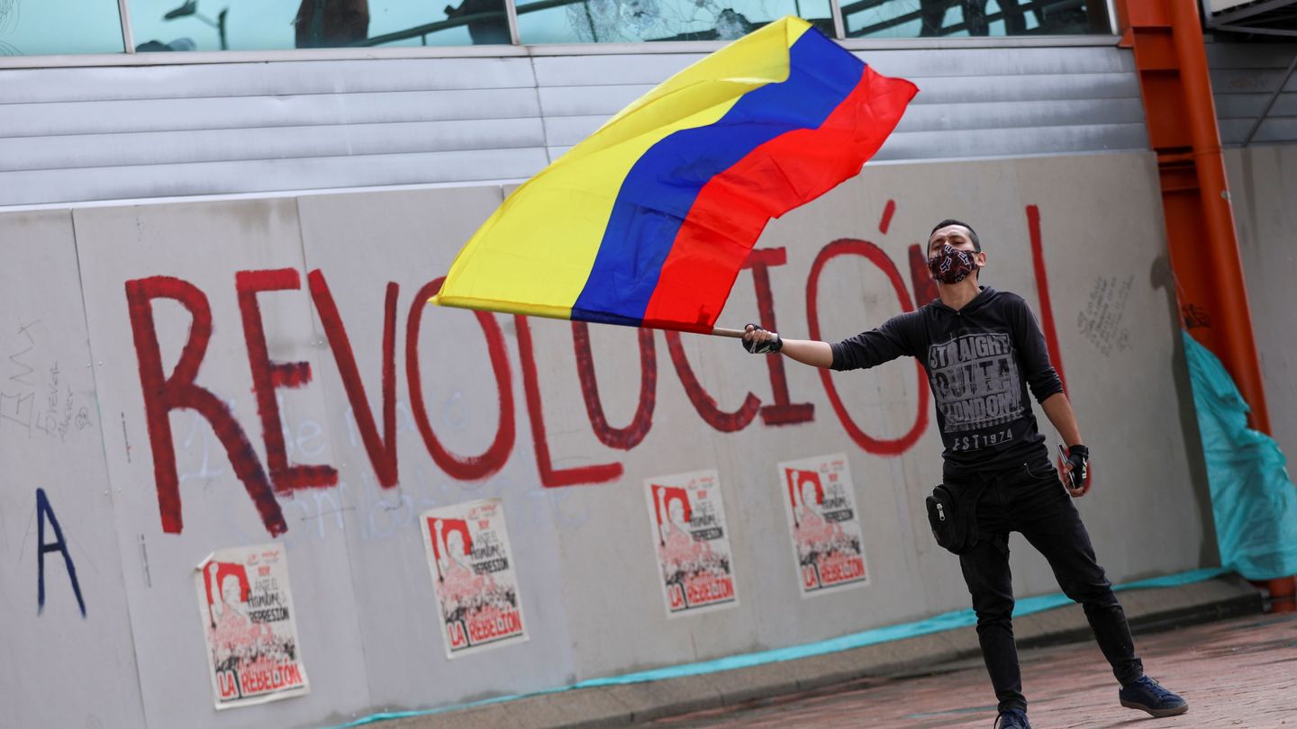 Un manifestante en Colombia, este lunes. (EFE)