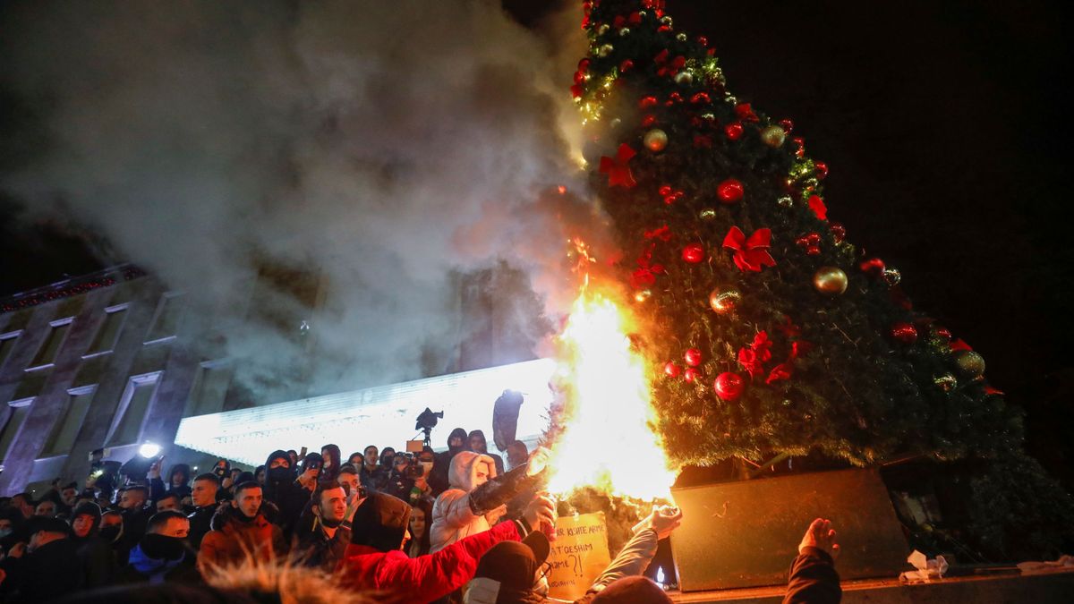 Encierro y árboles de Navidad en llamas: así sintetiza Albania este diciembre pandémico
