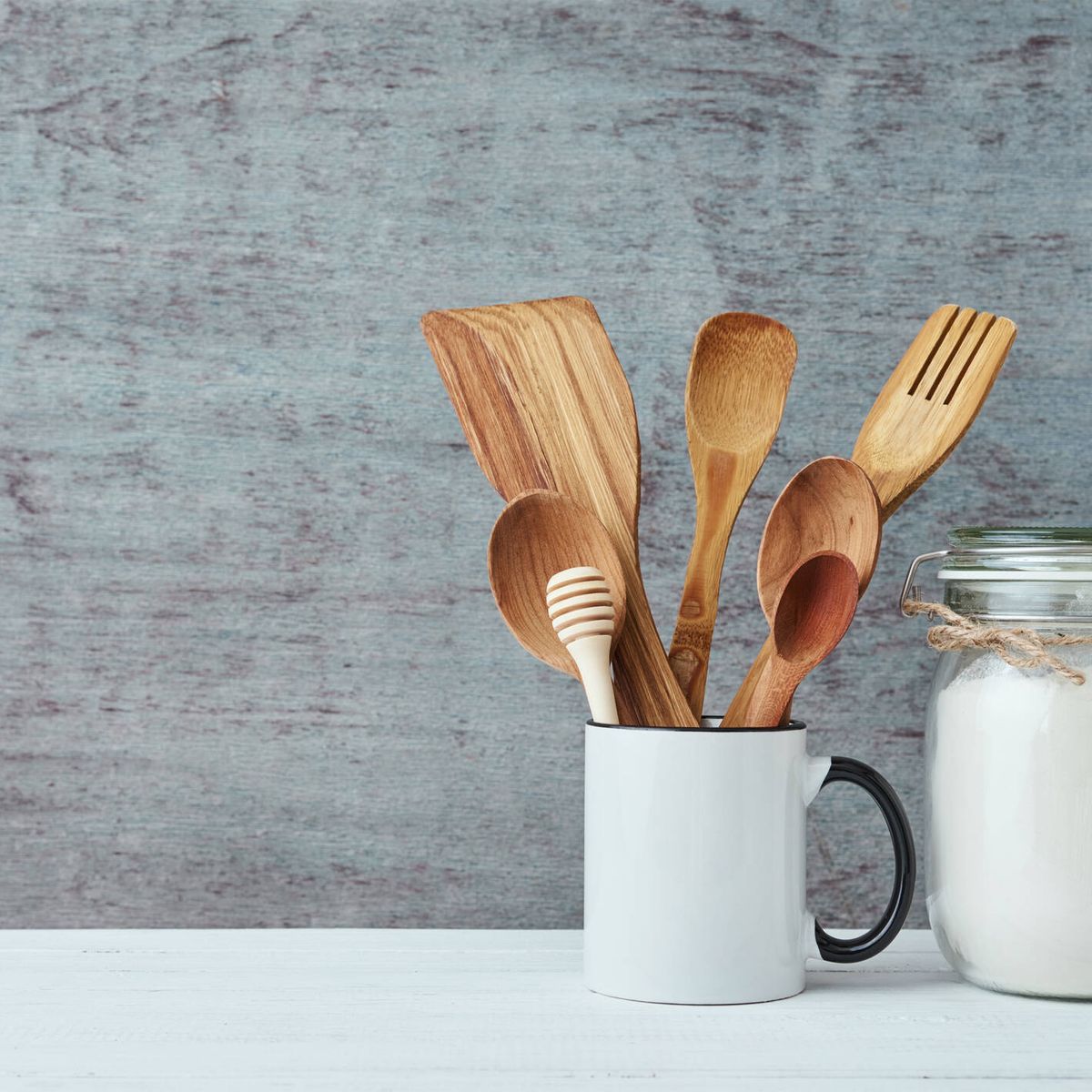 Por qué los expertos desaconsejan usar utensilios de madera para cocinar