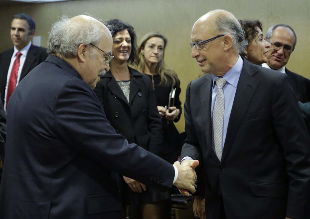 Foto: El ministro de Hacienda saluda al conseller de Economía de la Generalitat, Andreu Mas-Colell. (EFE)