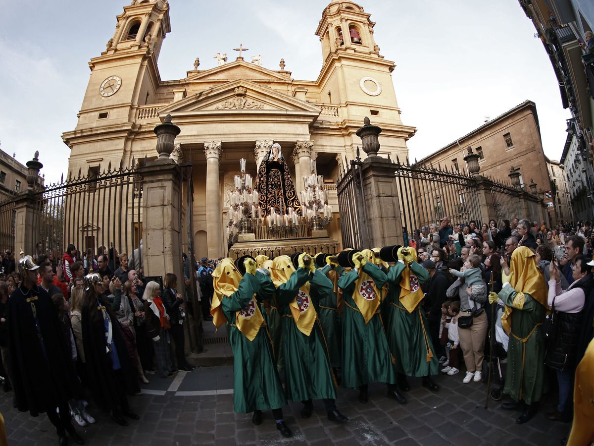 Foto: Una procesión en el Casco Viejo de Pamplona en Semana Santa. (EFE/Jesús Diges)
