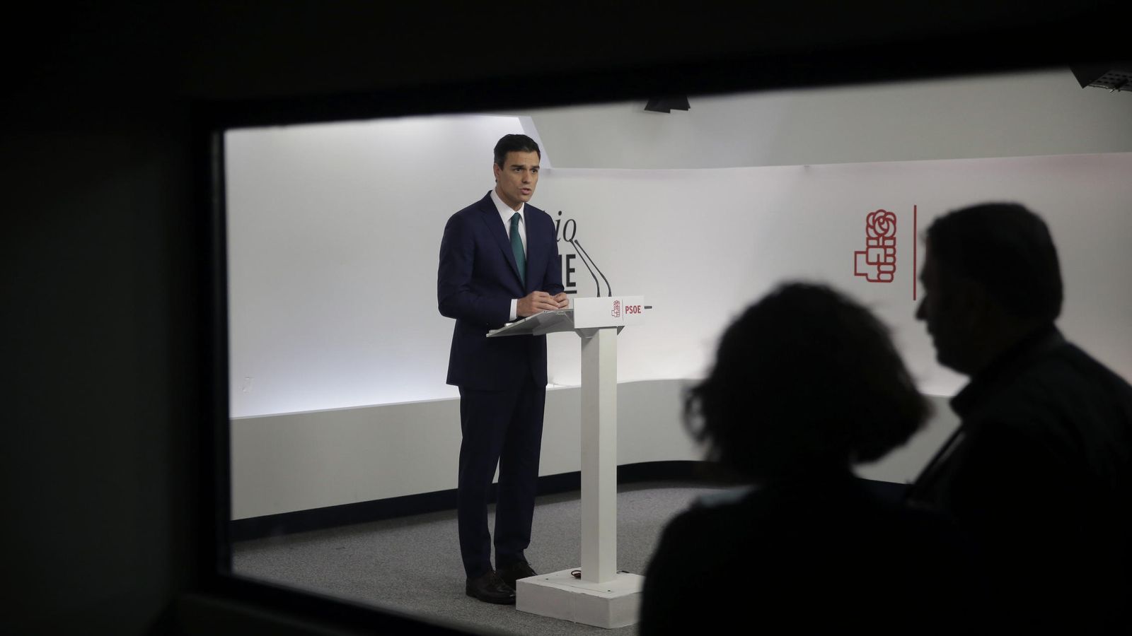 Foto: Pedro Sánchez, secretario general del PSOE y candidato el 20-D, este lunes en Ferraz durante su declaración institucional. (EFE)