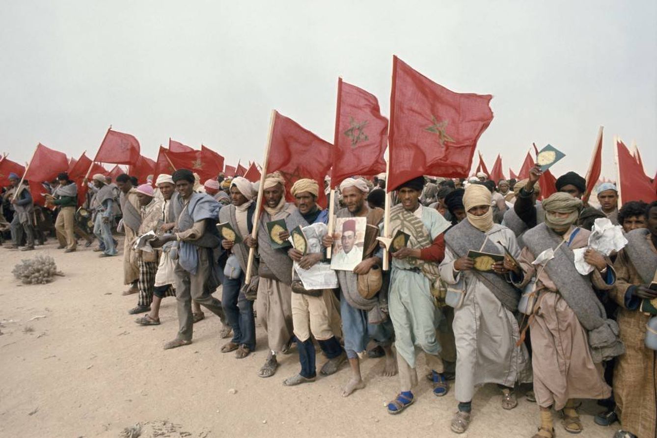 Marroquiés avanzan hacia las tropas españolas en el Sáhara durante la Marcha Verde en 