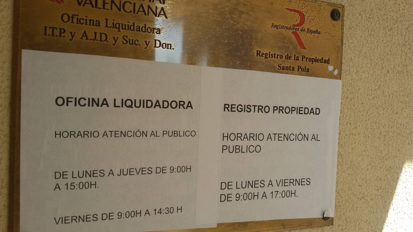 La placa con los horarios de atención al público del Registro de la Propiedad de Santa Pola. (V.R.)