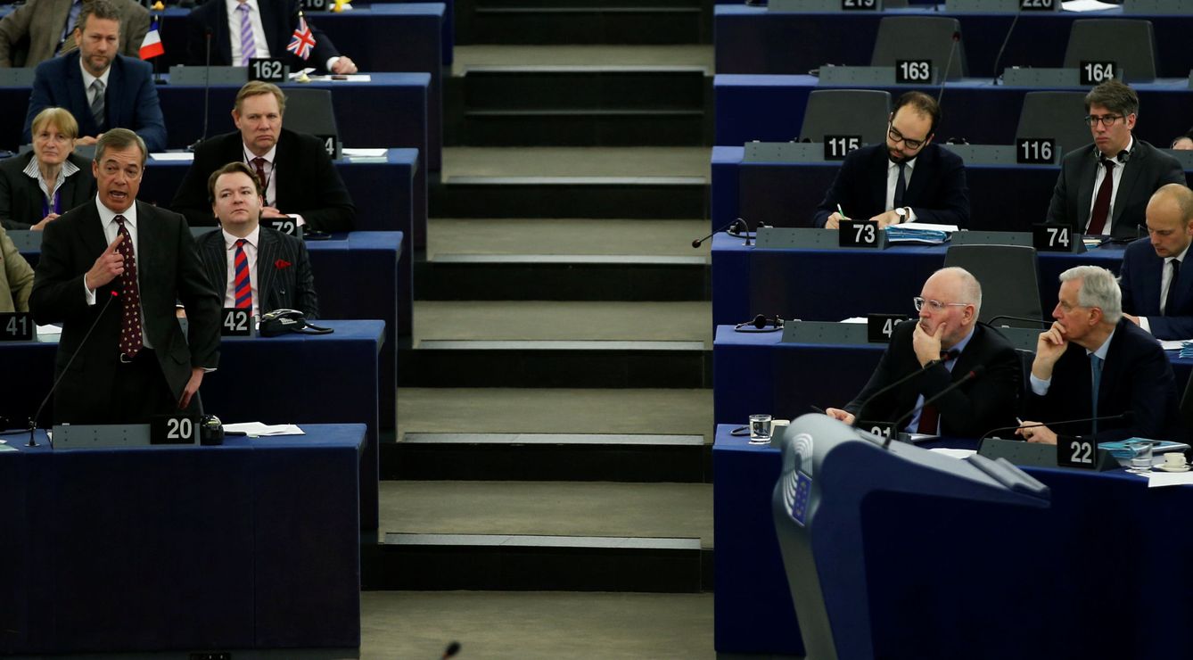 El europarlamentario y 'Brexiteer' Nigel Farage habla durante un debate sobre la salida británica de la UE, en el Parlamento Europeo en Estrasburgo, el 16 de enero de 2019. (Reuters)