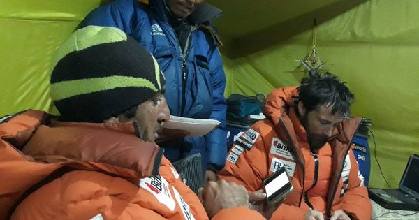 Foto: Ali Sadpara (i), Temba Sherpa y Alex Txikon (d) en los momentos previos a tomar la decisión de lanzarse al ascenso a la cumbre del Everest. (FOTOS: Pedro Gil)