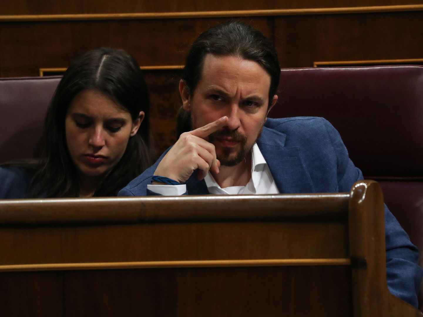 Montero e Iglesias, en sus escaños del Congreso. (Reuters)