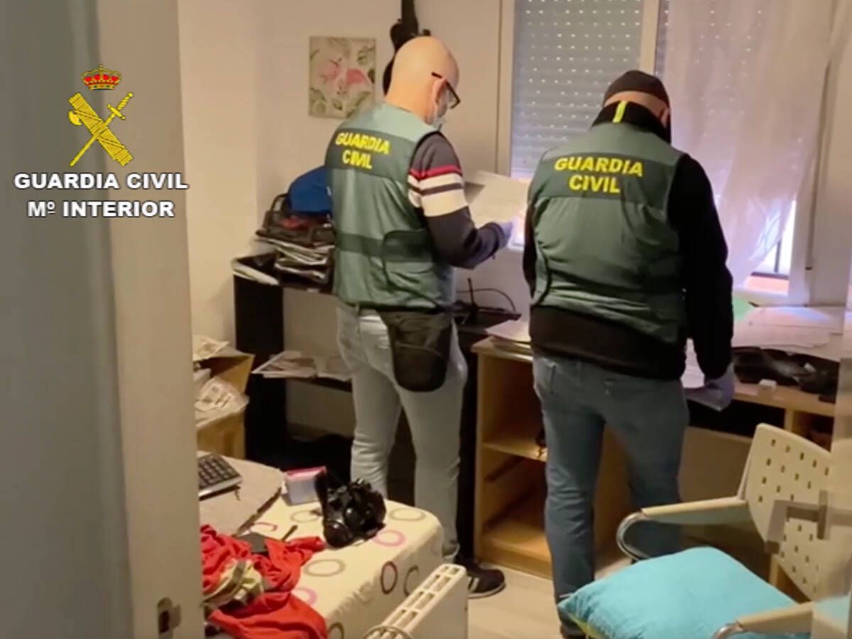 Foto: Agentes de la Guardia Civil en uno de los registros realizados en la operación. (EC)