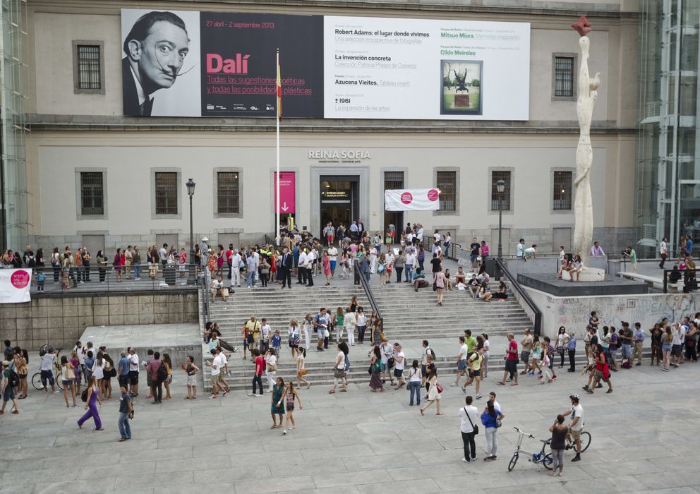 Foto: Las filas de personas a la espera de acceder a la exposición de Dalí, en el Museo Reina Sofía. (EFE)
