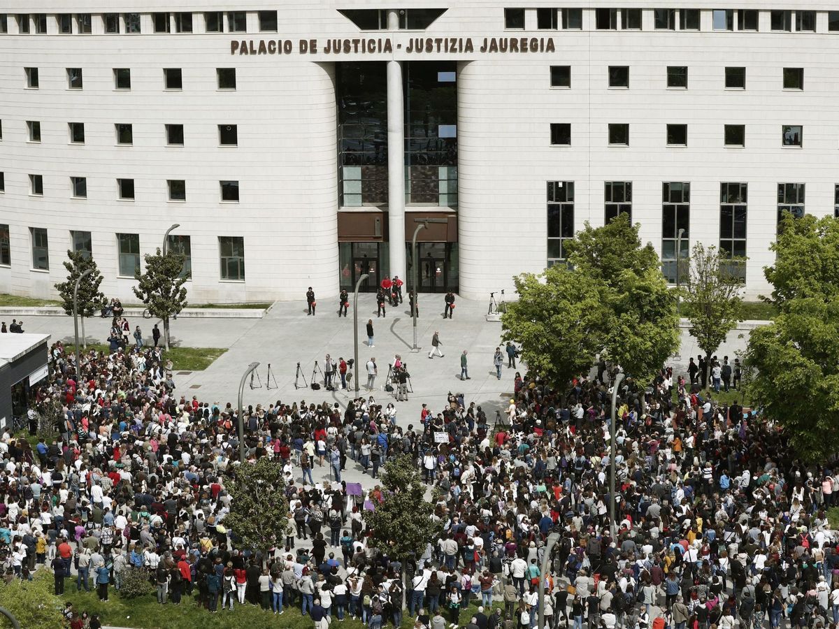 Foto: Una manifestación contra la violencia machista en el Palacio de Justicia de Navarra. (EFE)