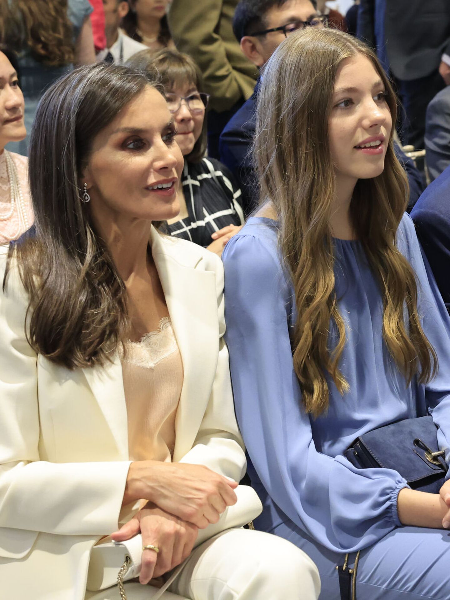 Letizia y la infanta Sofía, durante el acto de graduación de la princesa Leonor. (EFE/Casa Real/Francisco Gómez)