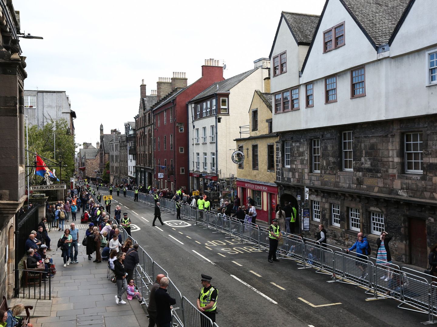 Las calles de Edimburgo, preparadas para el paso del coche del rey Carlos III y la reina consorte. (EFE/ Adam Vaughan) 