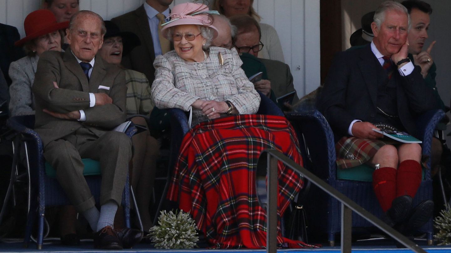La reina y su marido, con su hijo Carlos, en una imagen de archivo. (Reuters)