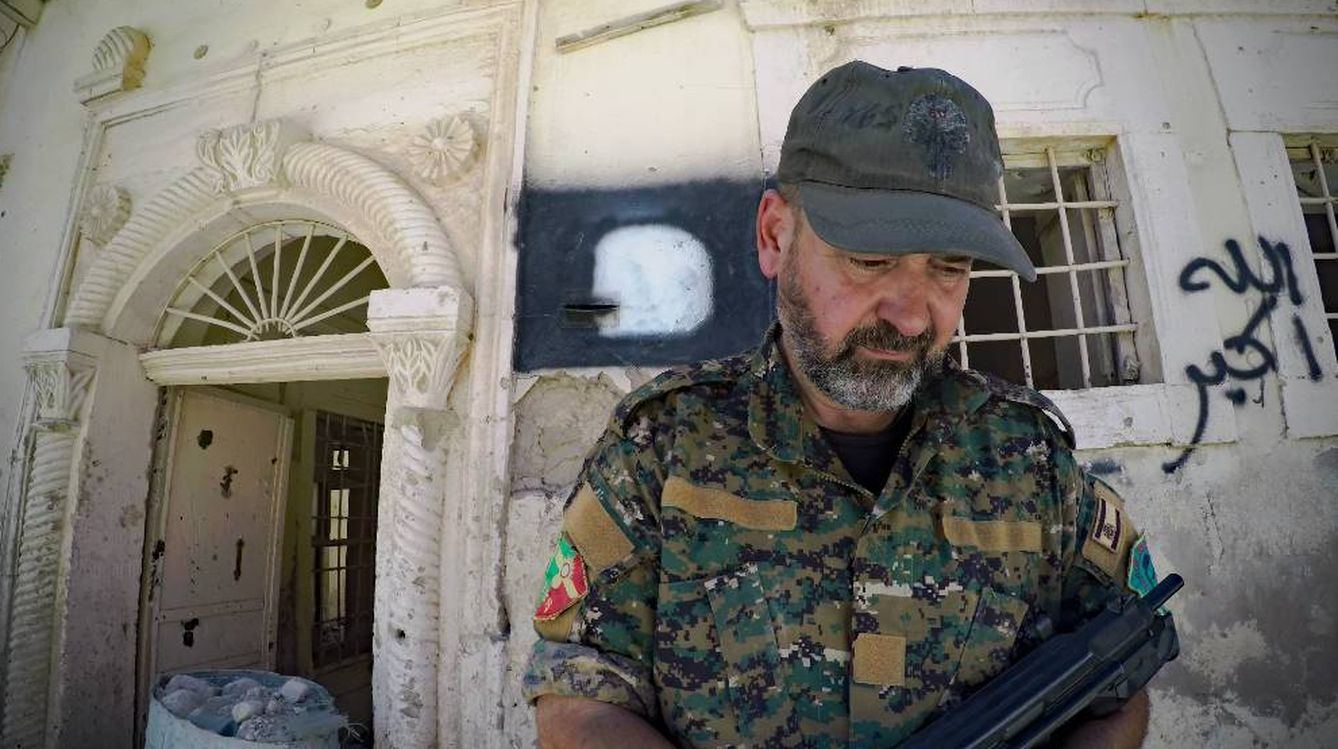 Bahuz Sores, más conocido como Simón, patrulla por antiguas posiciones del Daesh en la ciudad yazidí de Irak, Sinyar City, destruida por los yihadistas y hoy reducida a cascotes. (F. B.)