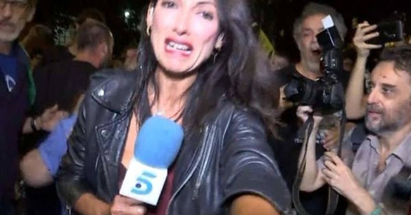 Foto: Momento de la agresión a la periodista de Telecinco Laila Jiménez durante el aniversario del 1-O.