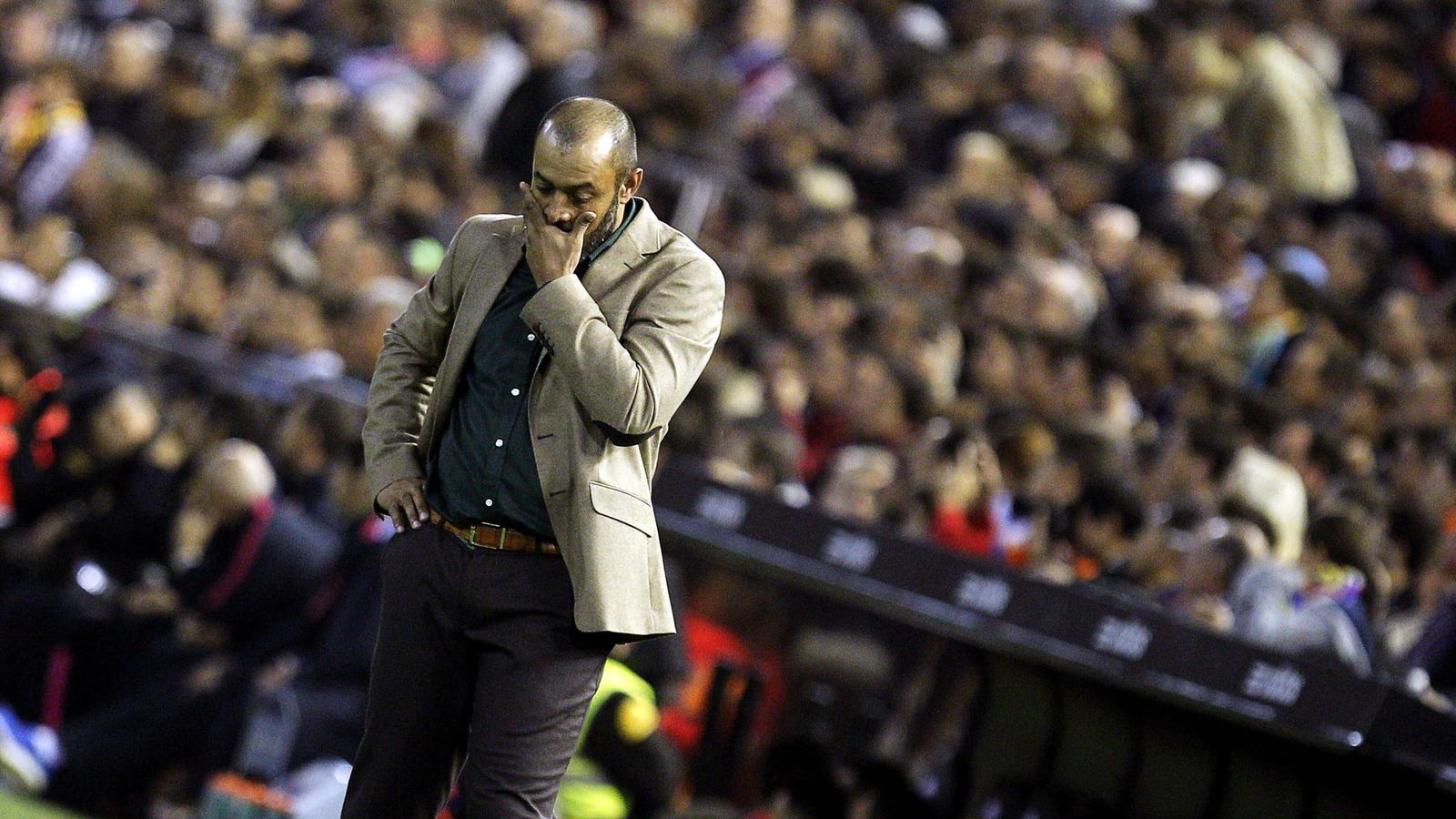 Foto: Nuno, pensativo, durante un partido del Valencia en Mestalla (EFE)