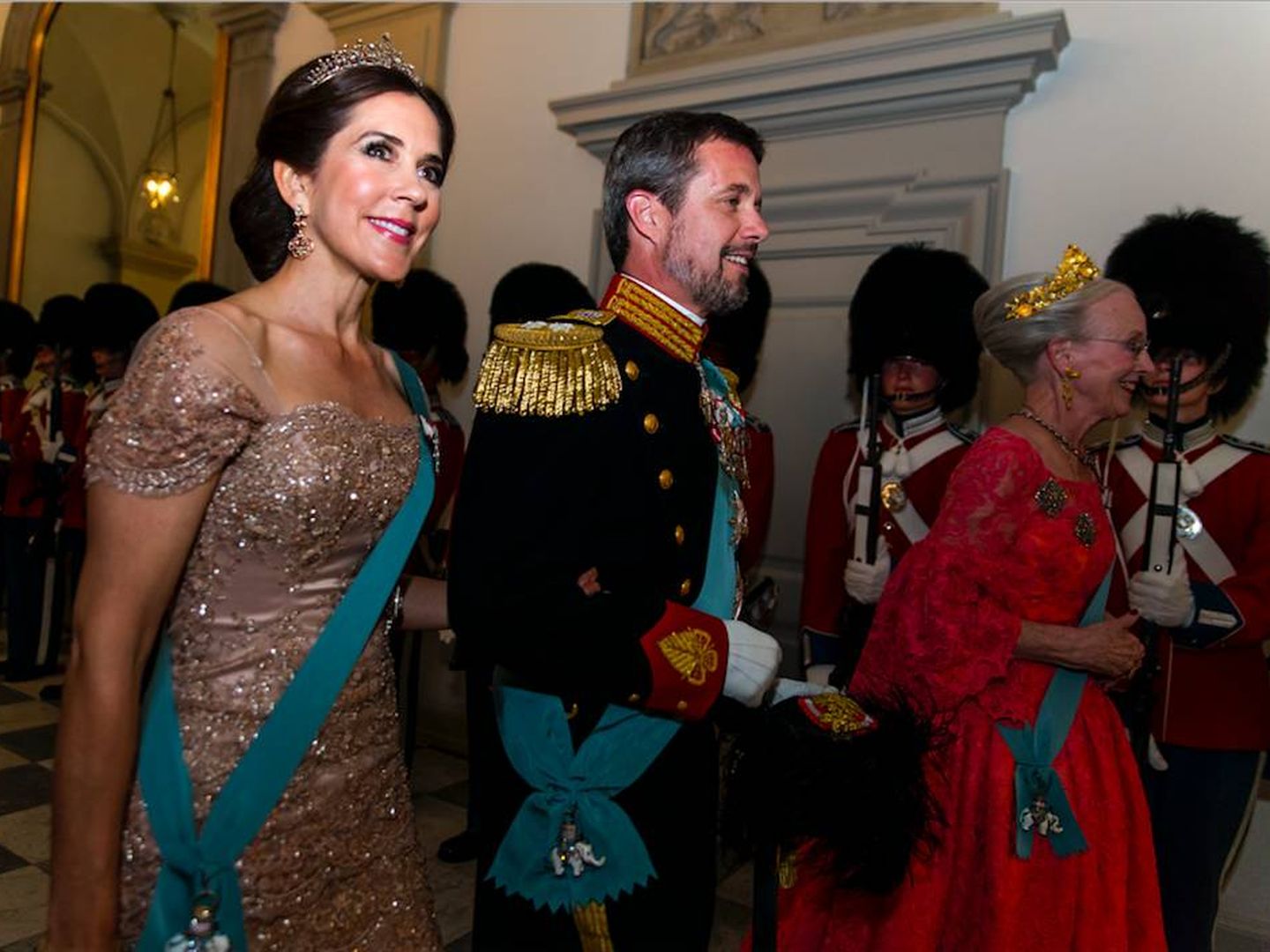 Mary, Federico y la reina Margarita durante el cumpleaños real. (Getty)