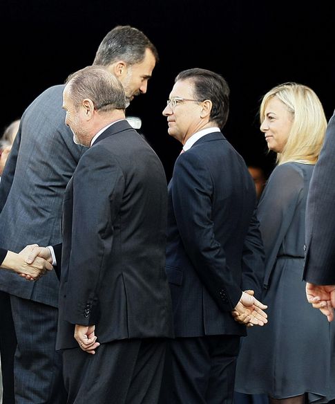 Foto: Felipe VI saluda a Sonia Castedo. (EFE)