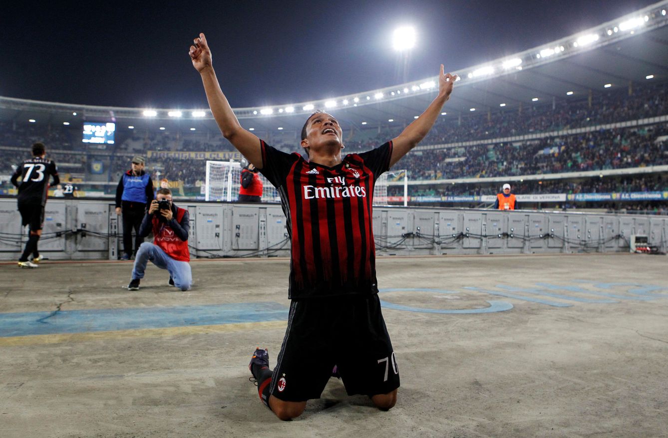 Bacca celebra un gol con el Milan. (REUTERS)