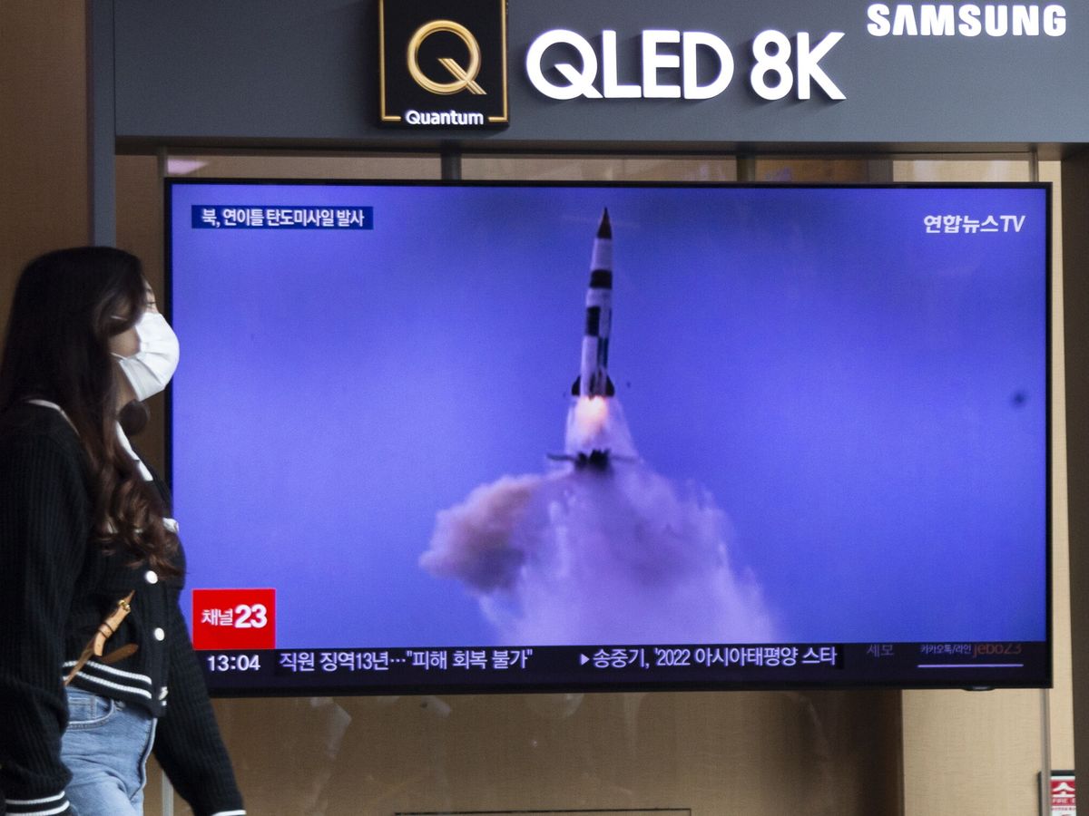 Foto: Una mujer observa las noticias sobre el lanzamiento de un misil balístico de Corea del Norte. (EFE/EPA/Jeon Heon-Kyun)  