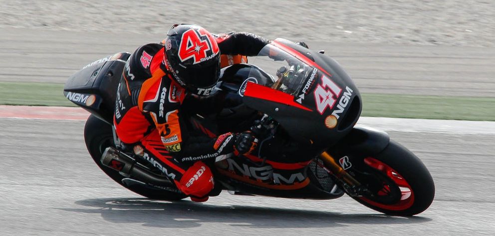 Aleix Espargaró sobre su moto 'Open' durante la pretemporada (MotoGP).