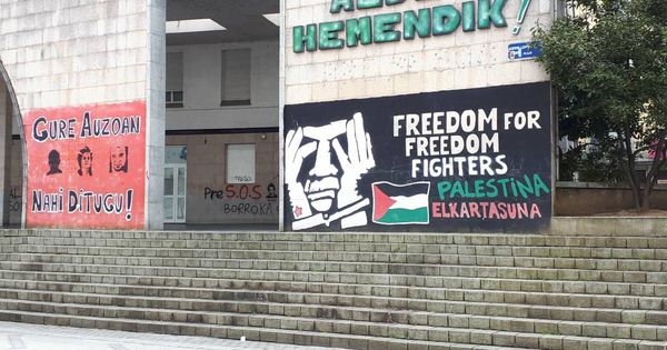Foto: Mensaje contra la Guardia Civil en Rentería entre frases de apoyo a los presos de ETA y a los 'luchadores' por Palestina. (J. M. A.)
