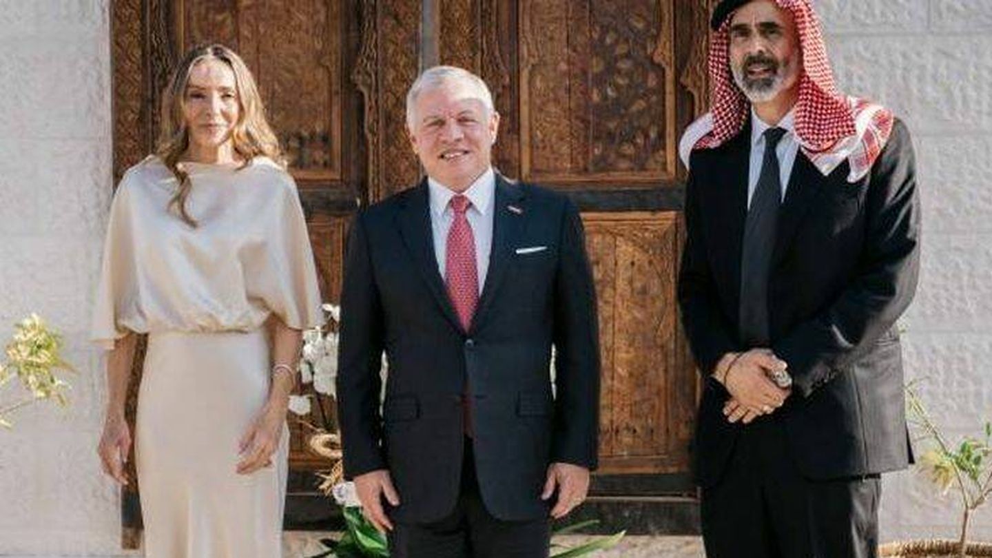 Miriam de Ungría, con su vestido de novia, junto al rey Abdalá y su marido, el príncipe Ghazi bin Mohammad. (Casa Real de Jordania)