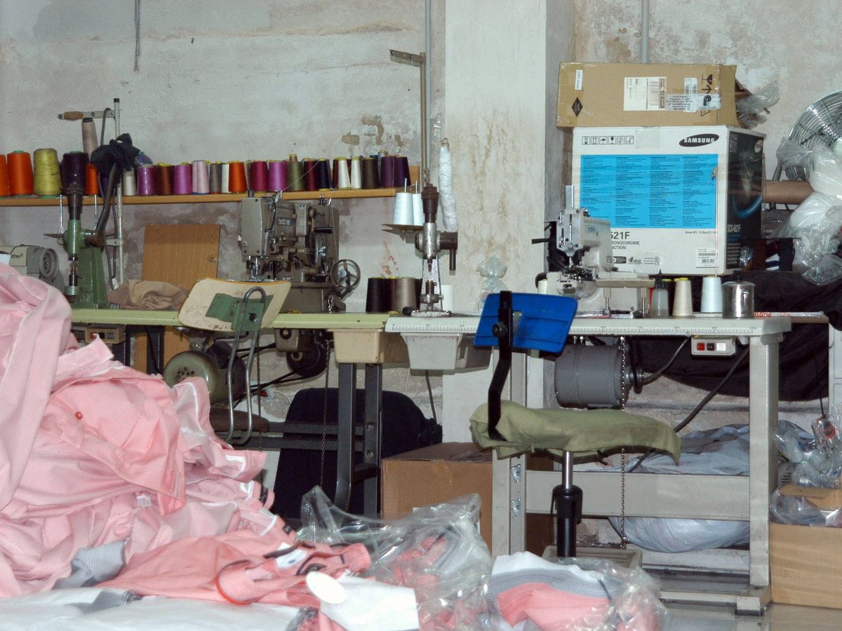 Foto: Uno de los talleres textiles de Carabanchel. (EFE)