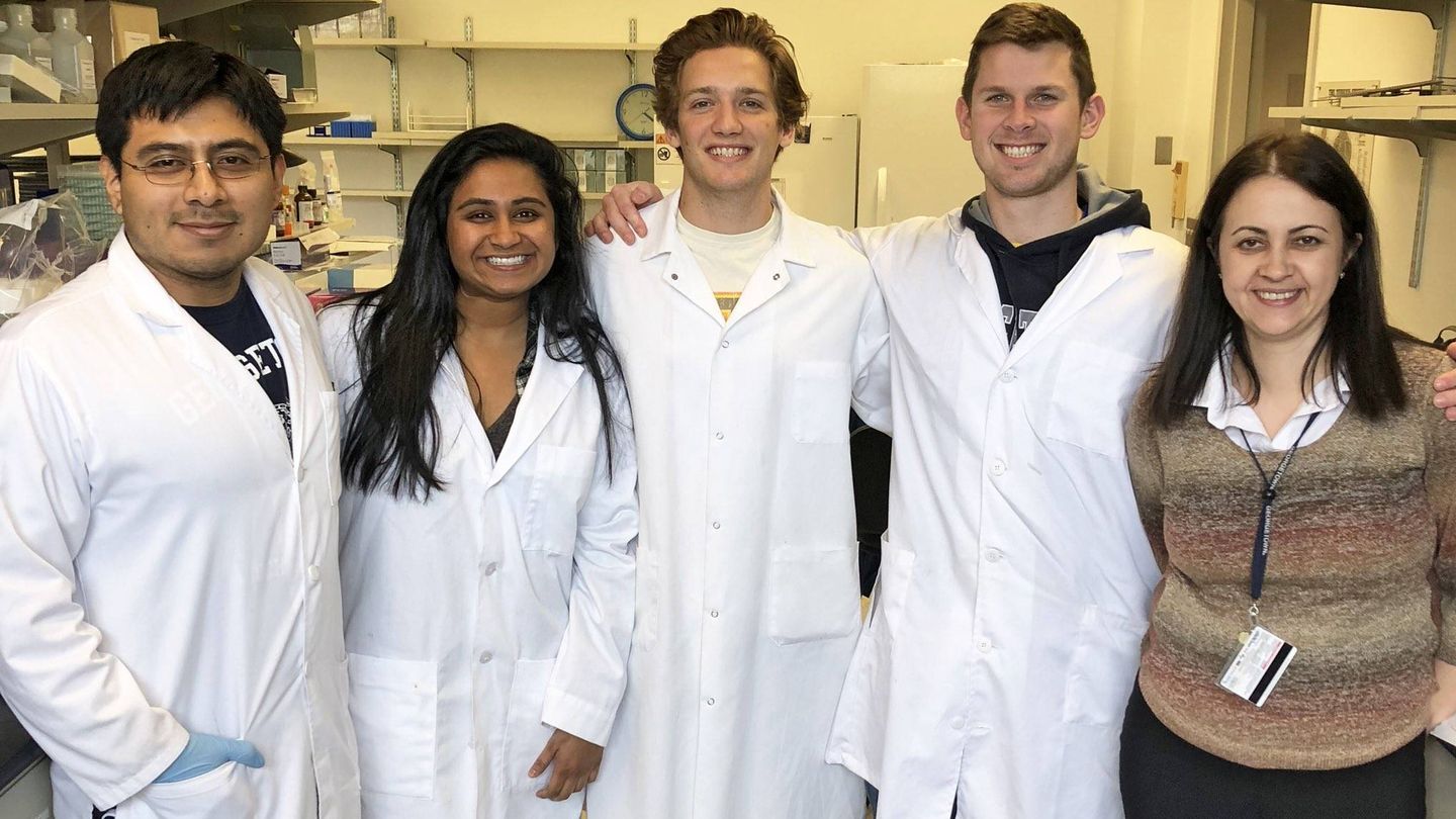 Sonia Villapol (derecha) junto a colegas de su laboratorio. 