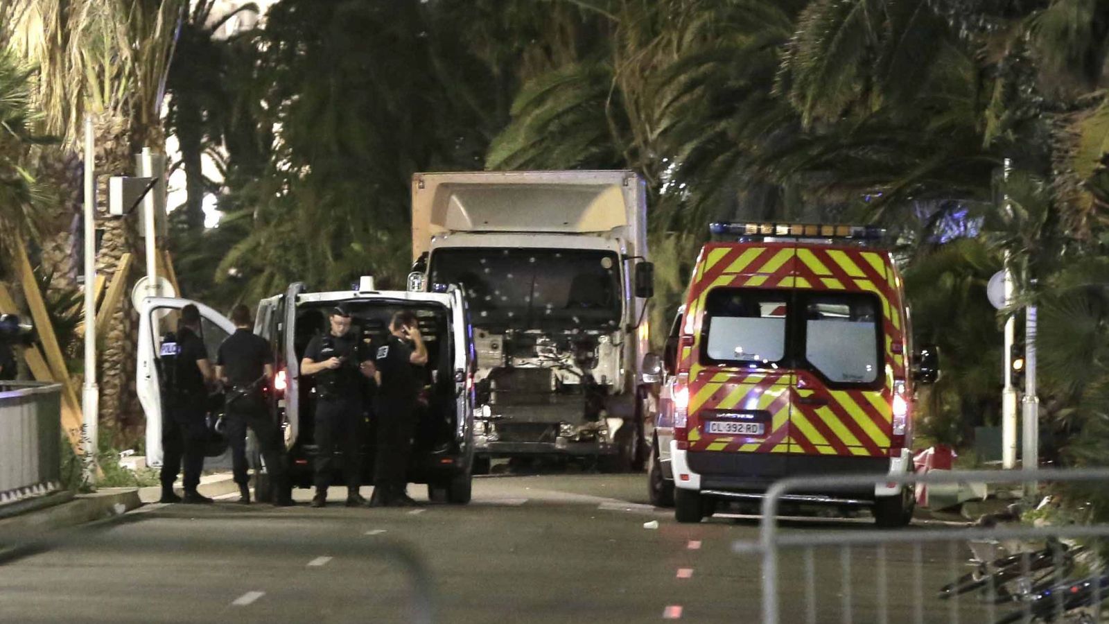 Foto:  En el centro, el camión utilizado por el terrorista para perpetrar el atentado en Niza
