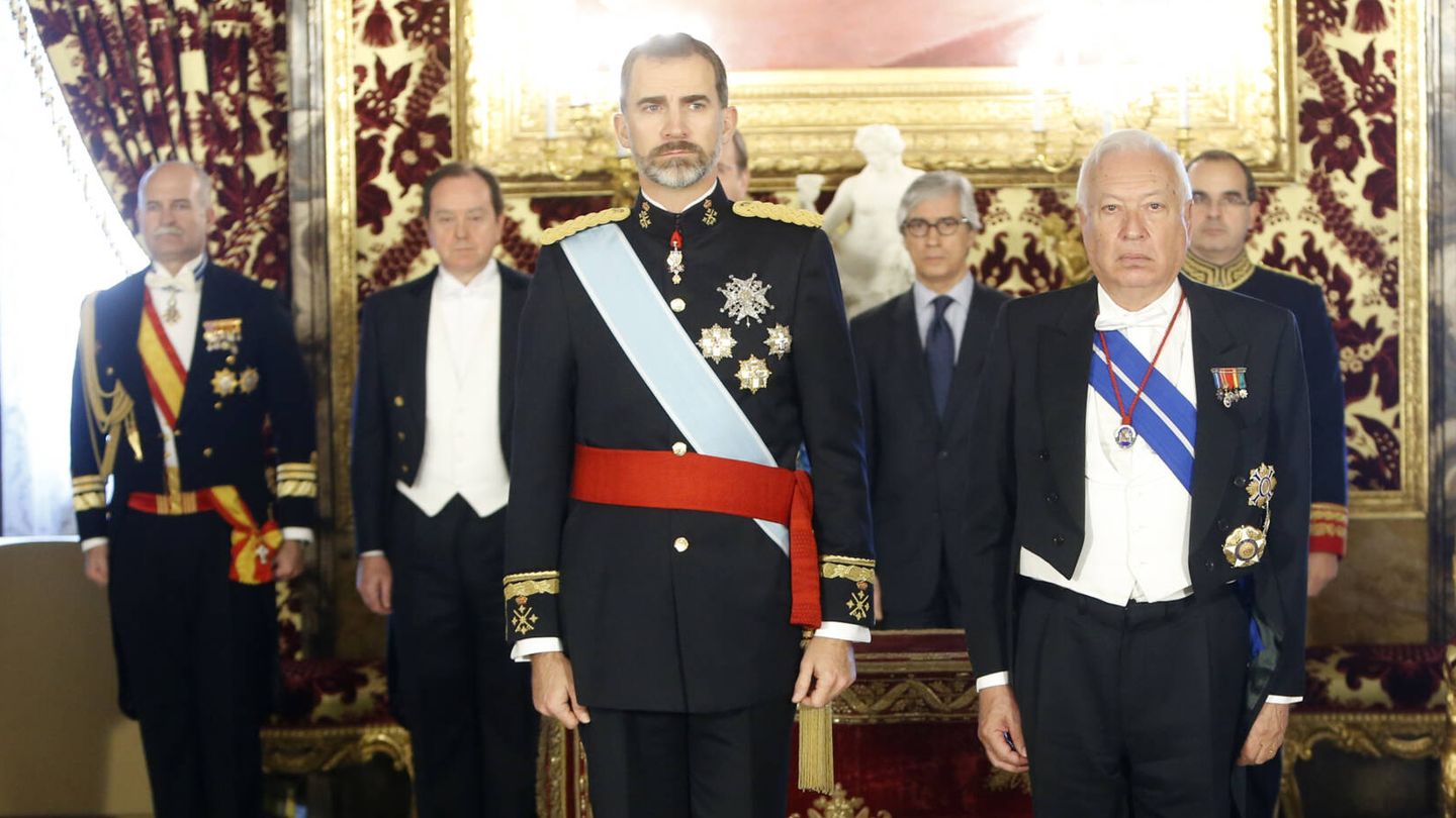 El rey Felipe, junto a García-Margallo, en 2015. Tras ellos, Jaime Alfonsín. (Gtres/JB)