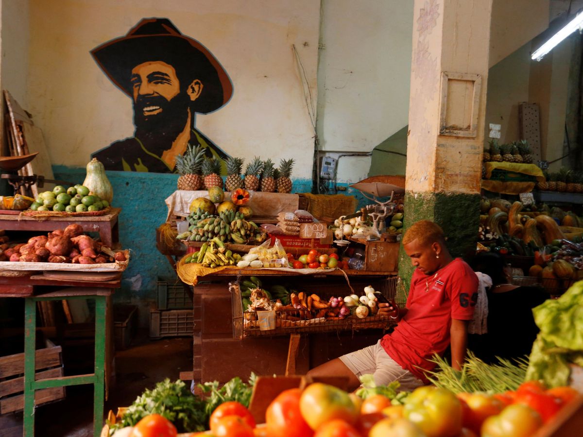 Foto: Imagen Camilo Cienfuegos en un mercado local de La Habana. (Reuters)
