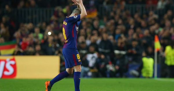 Foto: Iniesta recibió la ovación de los aficioados cuando fue sustituido en la segunda parte del FC Barcelona-Chelsea disuptado este miércoles. (Reuters)
