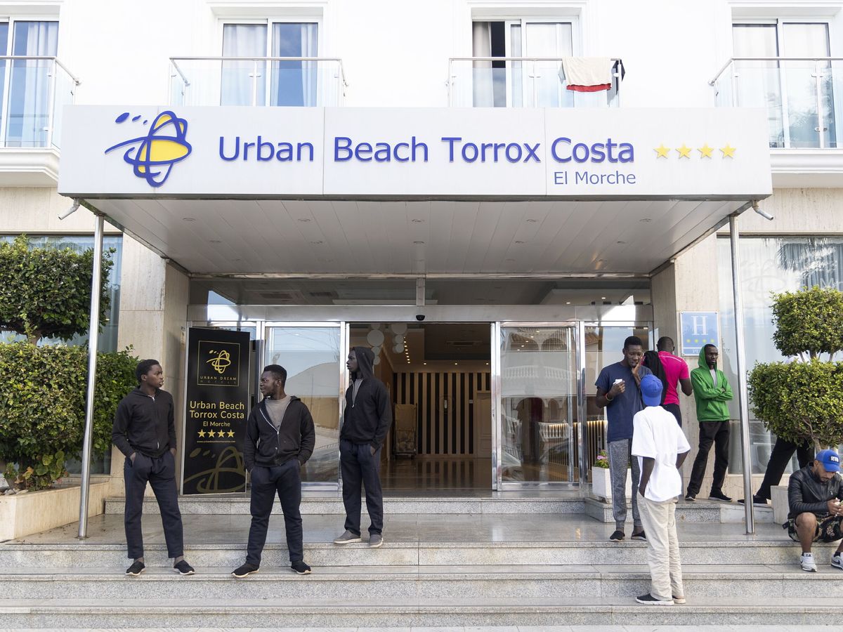 Foto: Inmigrantes en el hotel de Torrox en el que han sido alojados. (EFE/Daniel Pérez)