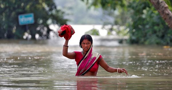 Foto: Una mujer atraviesa una aldea de Bihar, India, anegada tras las inundaciones de la semana pasada. (Reuters)
