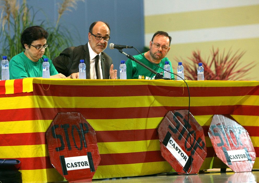 Foto: El alcalde de Alcanar, Alfons Montserrat (c), y miembros de la Plataforma en Defensa del Senia (EFE)