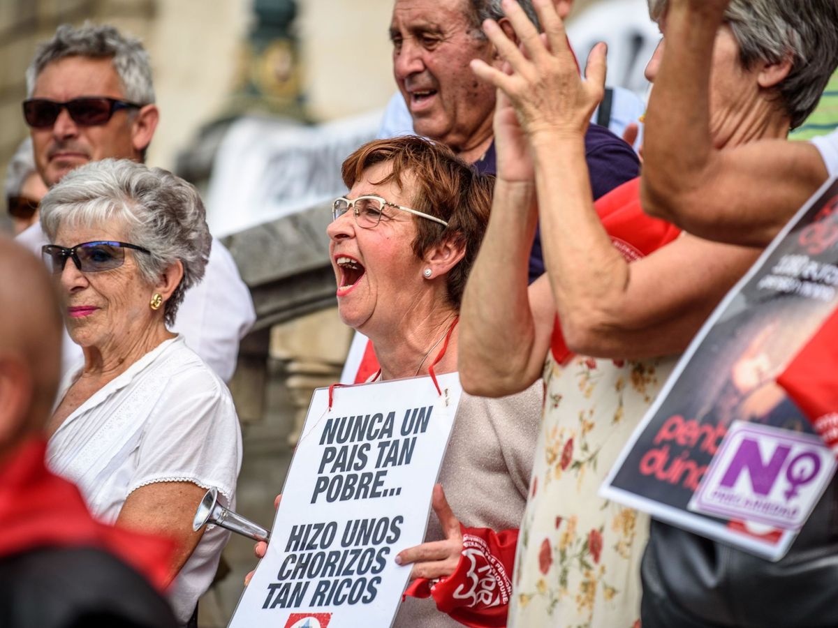Foto: Concentración de pensionistas ante el Ayuntamiento de Bilbao. (EFE)