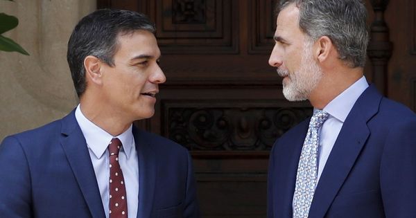 Foto: Felipe VI y el presidente del Gobierno en funciones, Pedro Sánchez, en la entrada del Palacio de Marivent. (EFE)