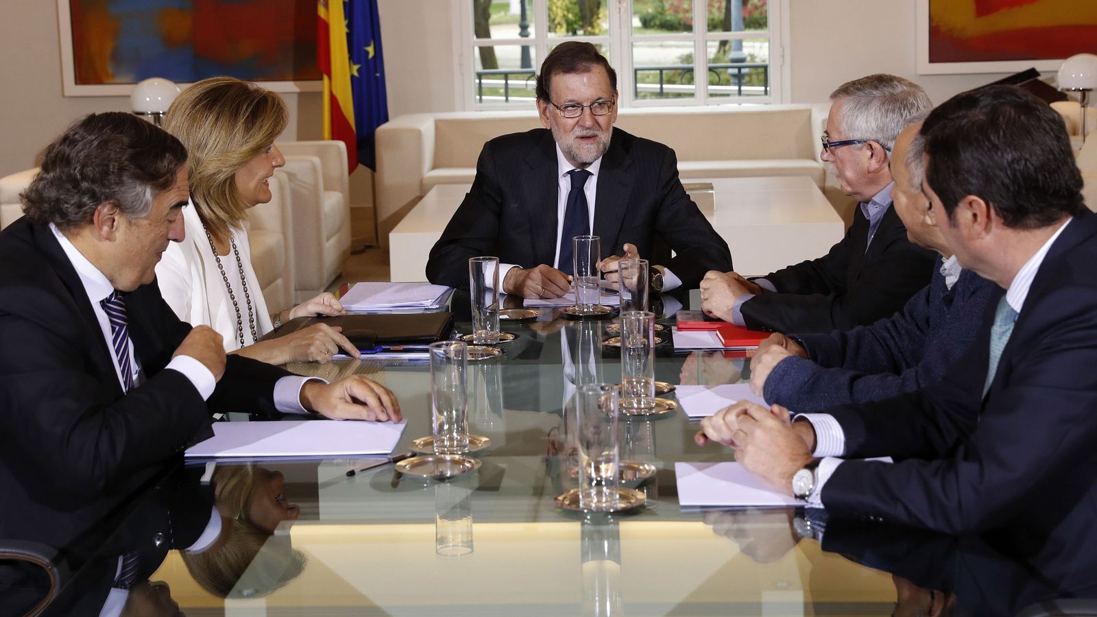 Foto: El presidente del Gobierno, Mariano Rajoy, acompañado por la ministra de Empleo, Fátioma Báñez (c-iz), durante la reunión con los agentes sociales. (EFE)