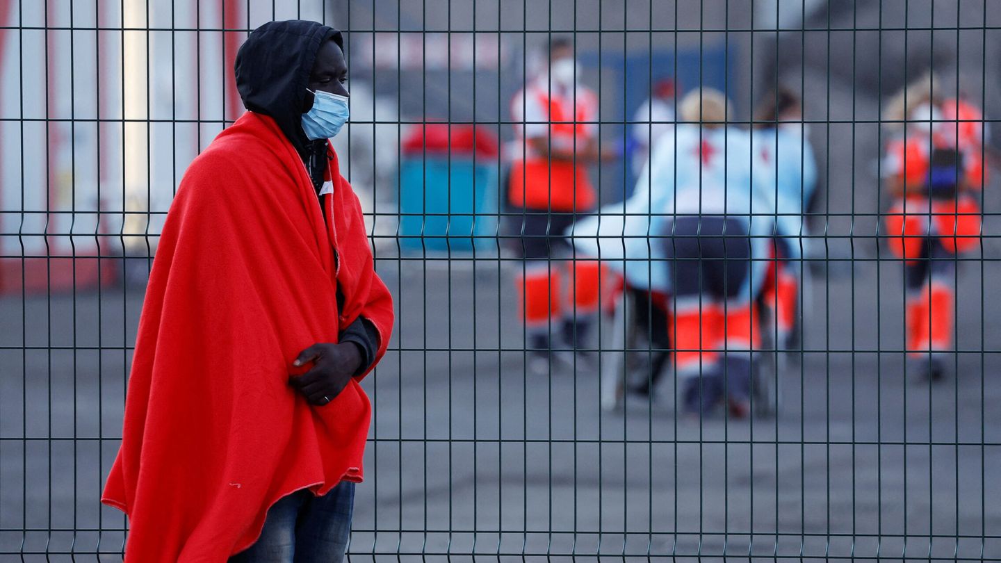 Un migrante espera a ser atendido por la Cruz Roja. (Reuters/Borja Suarez)