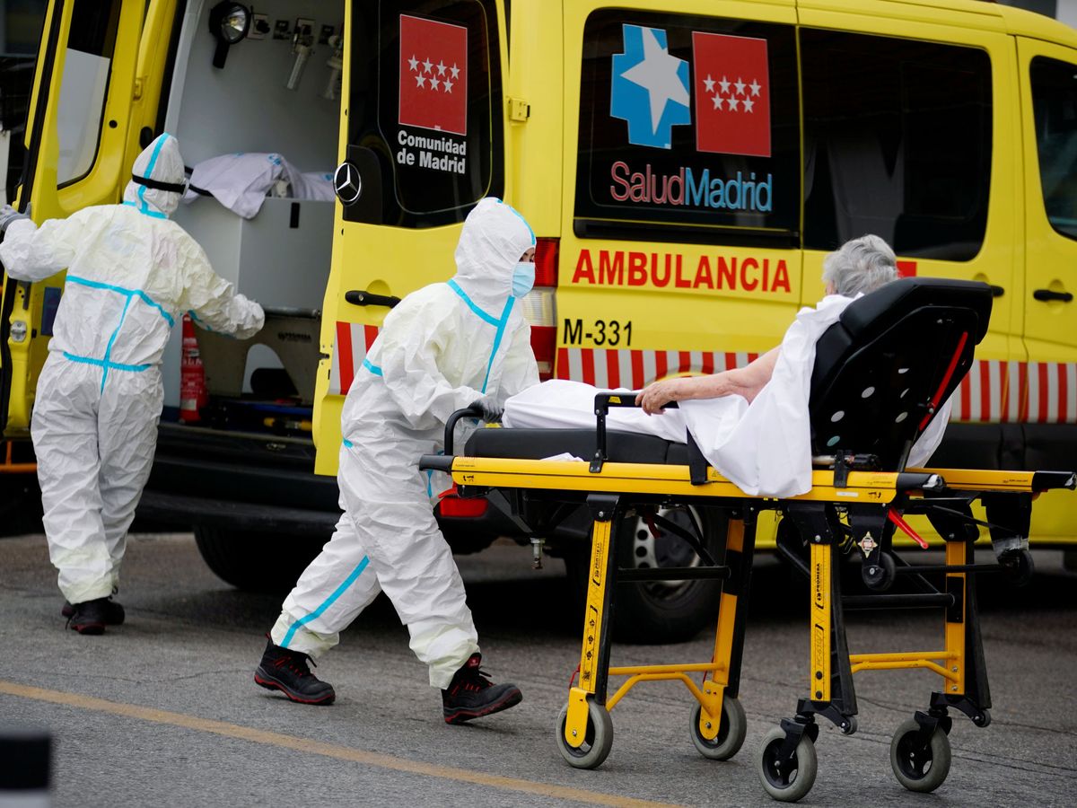 Foto: Dos profesionales sanitarios en Madrid. (Reuters)