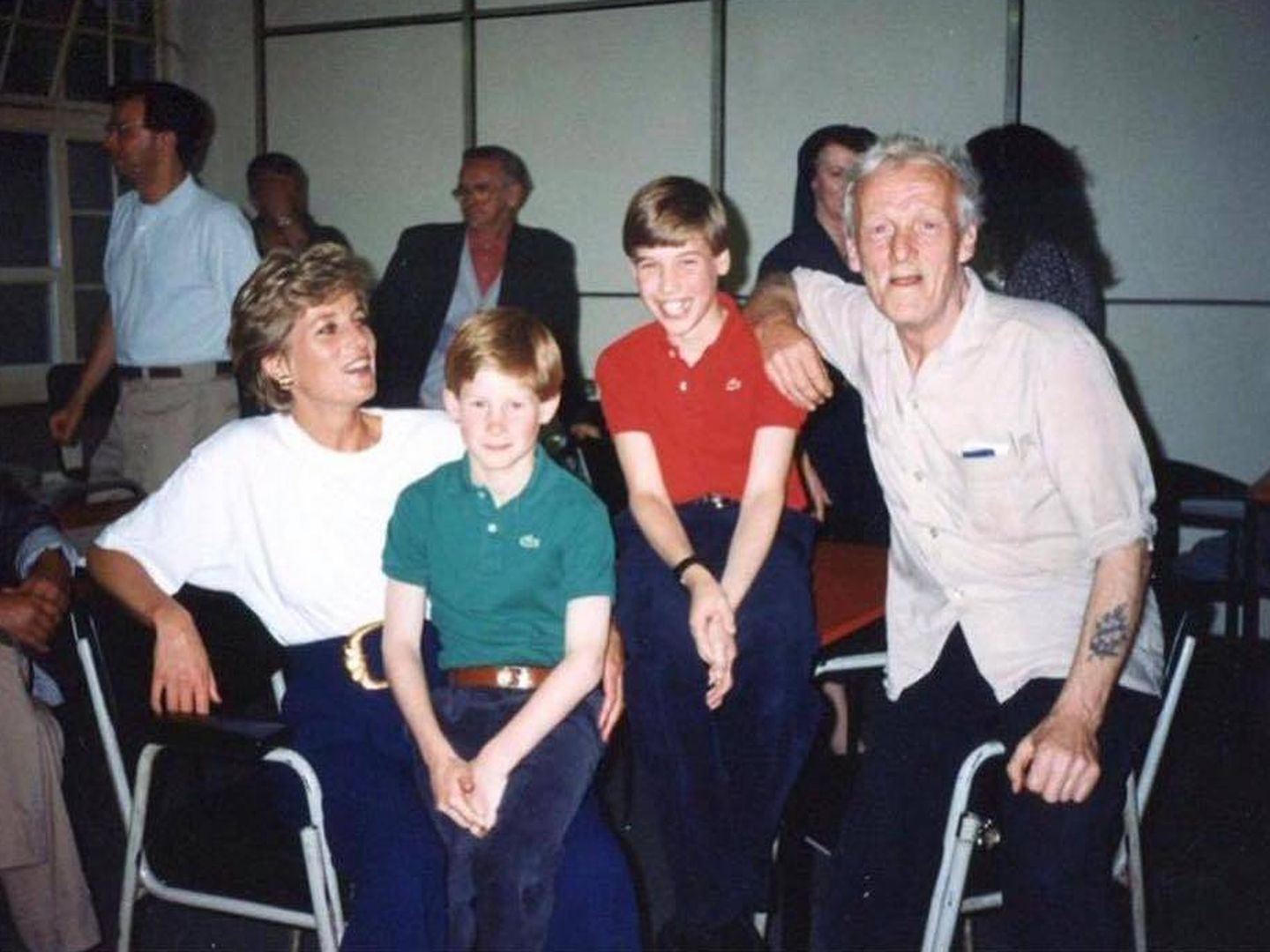 El principe Guillermo, durante su primera visita a The Passage, con su hermano y su madre. (Redes sociales)