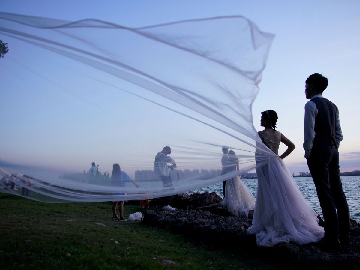 Foto: Las bodas han cambiado mucho en este 2020 tan extraño por la pandemia (Reuters/Aly Song)
