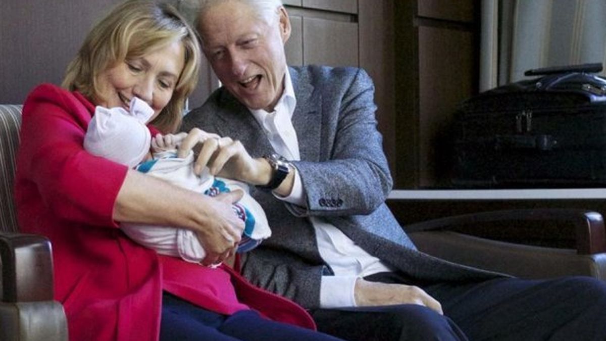 Bill Clinton hace campaña a favor de Hillary presumiendo de nieta en la televisión