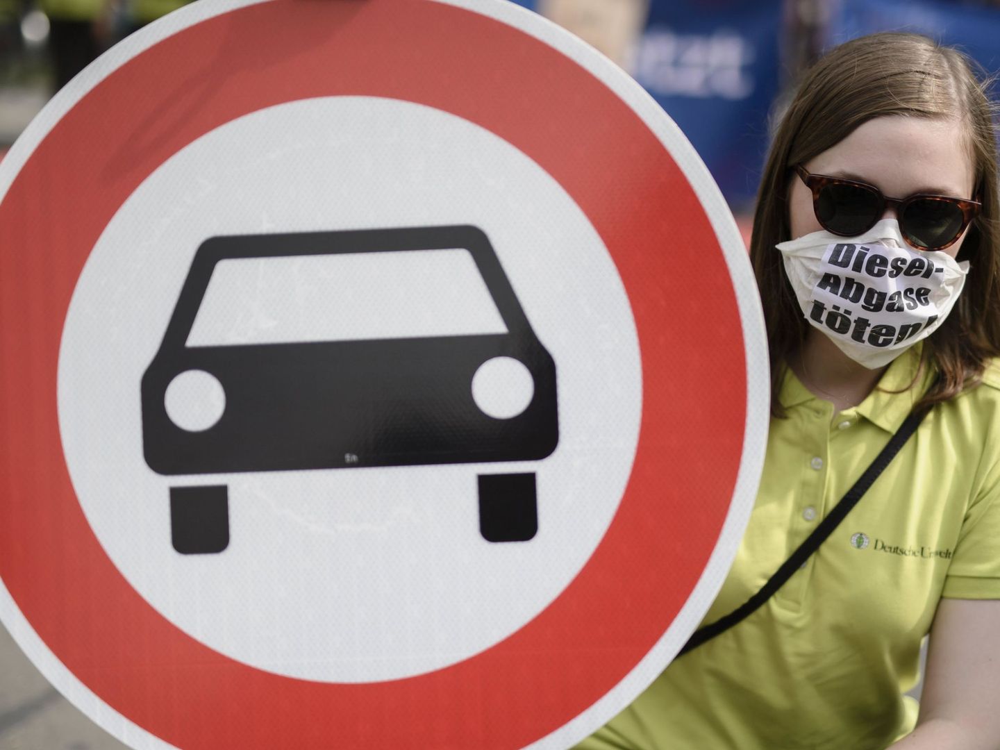 Activista de Greenpeace en una protesta frente al Ministerio de Transporte de Alemania ante la reunión entre ministros y responsables de la industria automovilística para estudiar cómo reducir la contaminación de los motores diésel. (EFE)