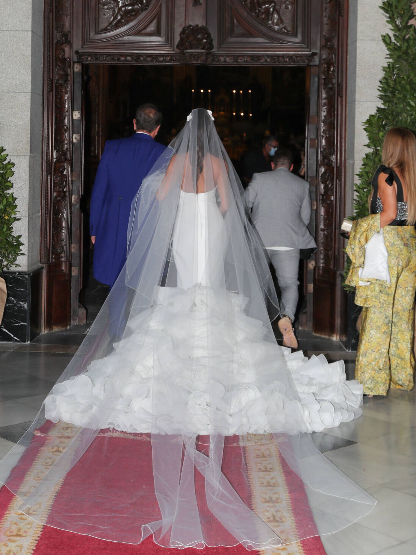 Rocío Gil luciendo una larga cola en su vestido de novia. (Gtres)