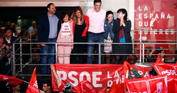 Foto: Pedro Sánchez, con su mujer y José Luis Ábalos, Carmen Calvo, Adriana Lastra y Cristina Narbona, en la noche del 28-A en Ferraz. (EFE)