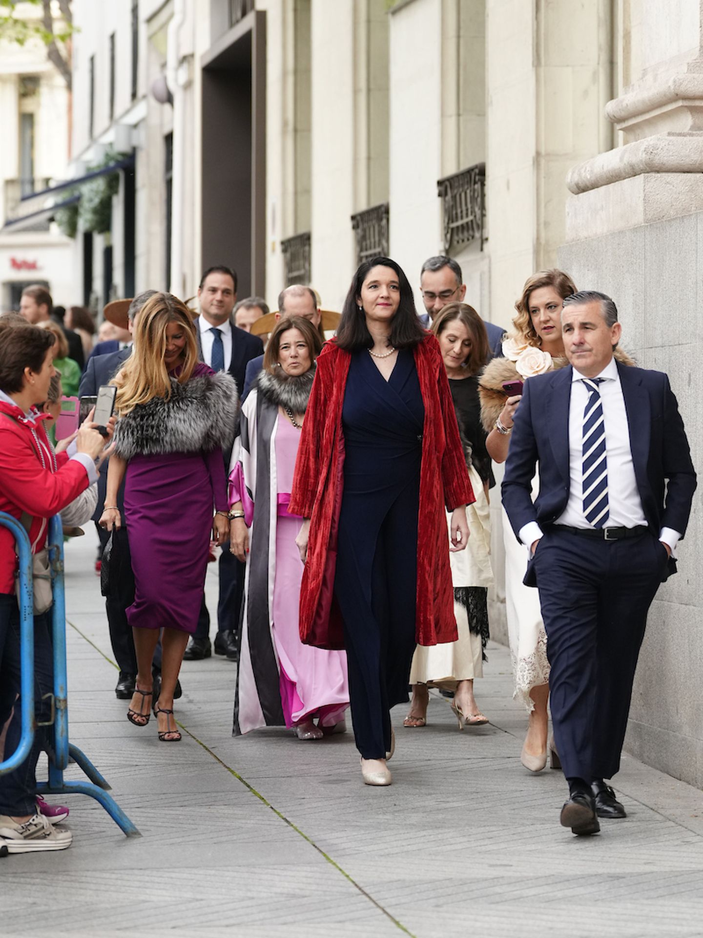 El grupo de amigos del alcalde de Madrid entran en la iglesia para verlo casarse con Teresa Urquijo.Limited Pictures.